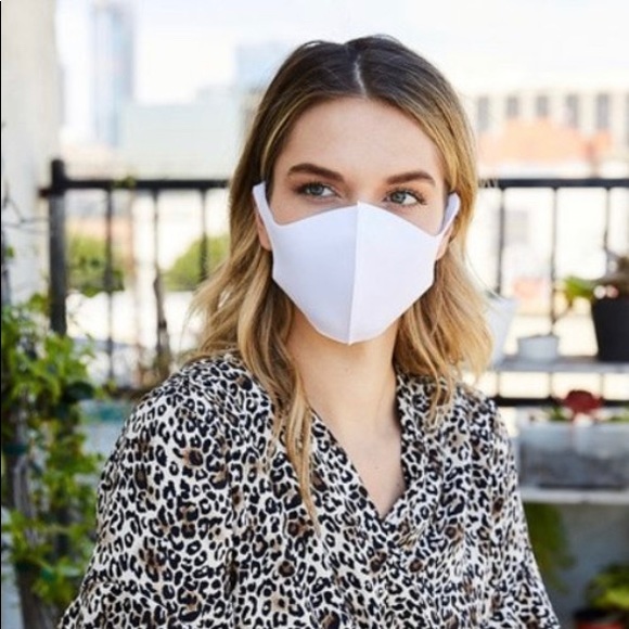 🔥BUNDLE OF 6 - WHITE FACE MASK🔥 - Picture 2 of 3